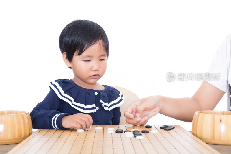 中国小姑娘在老师的辅导下学习围棋知识