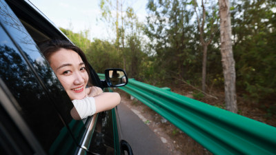 青年女人坐在汽车里