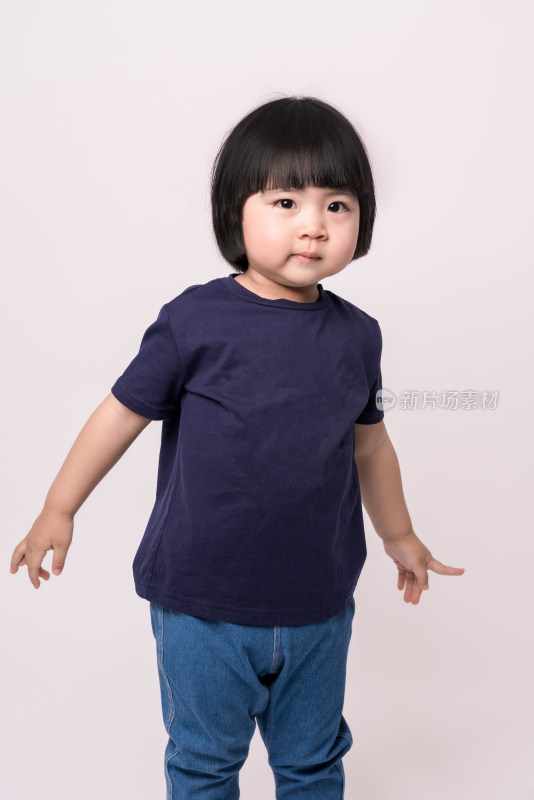 穿蓝色短袖衬衣的中国女童