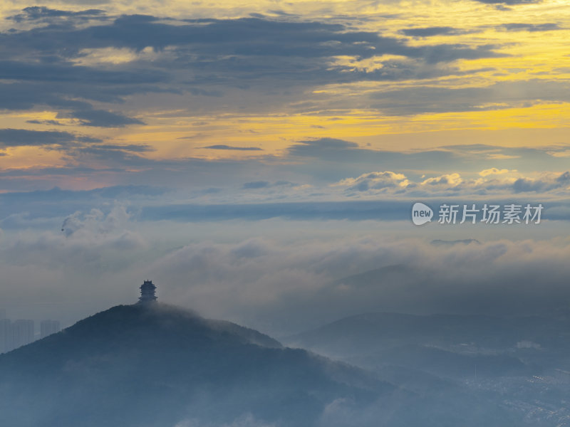 浙江湖州地标山顶云海日出时分的壮美景色