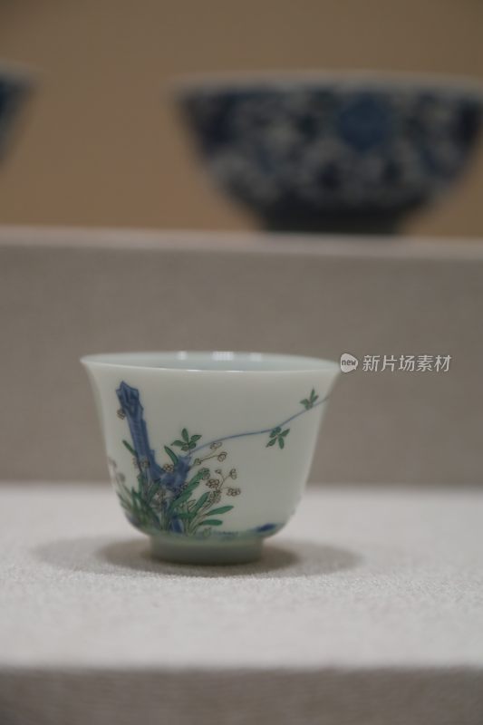 中式青花瓷茶杯特写