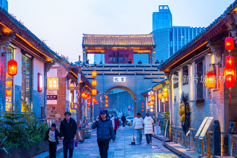 烟台所城里古街行人夜景