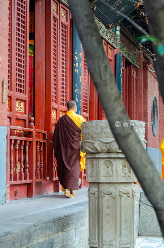 河南洛阳白马寺的僧人背影