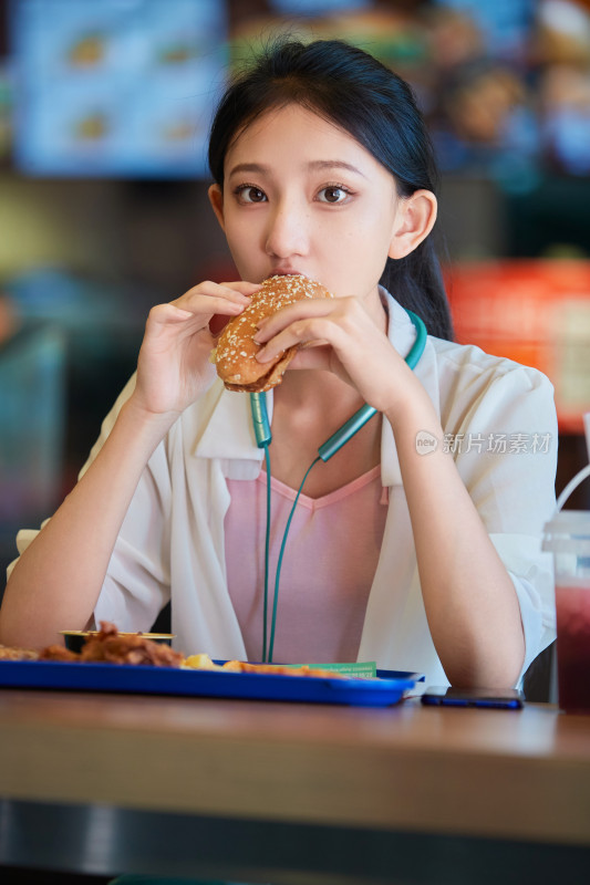 在商场快餐厅大吃特吃的中国可爱少女人像