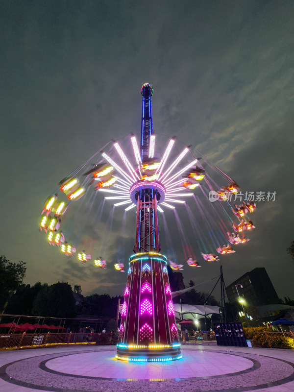 游乐园的高空秋千夜景