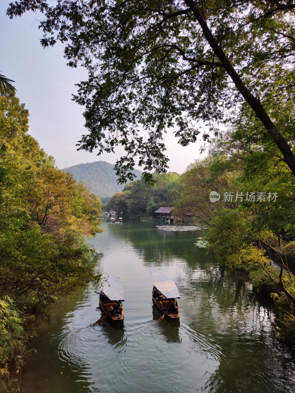 浴鹄湾河道小船景色