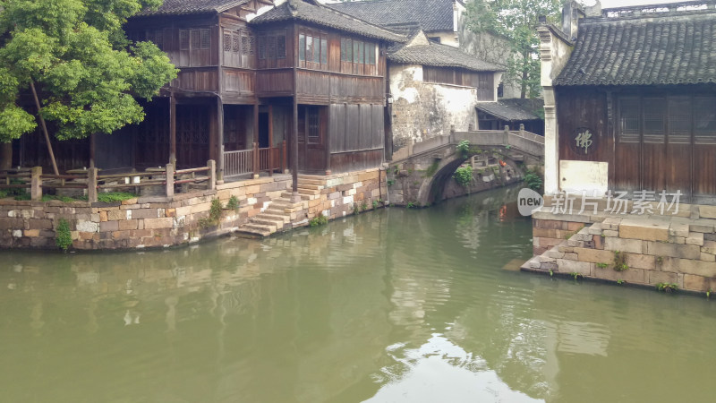 水乡河道旁中式建筑与船只