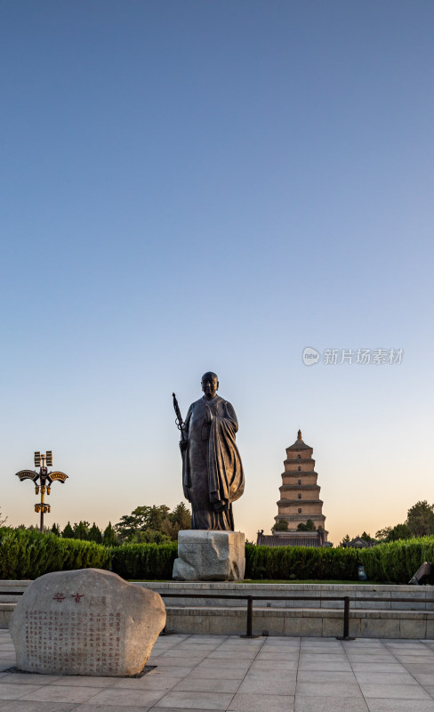 清晨的西安大雁塔大雁塔南广场玄奘雕塑景观