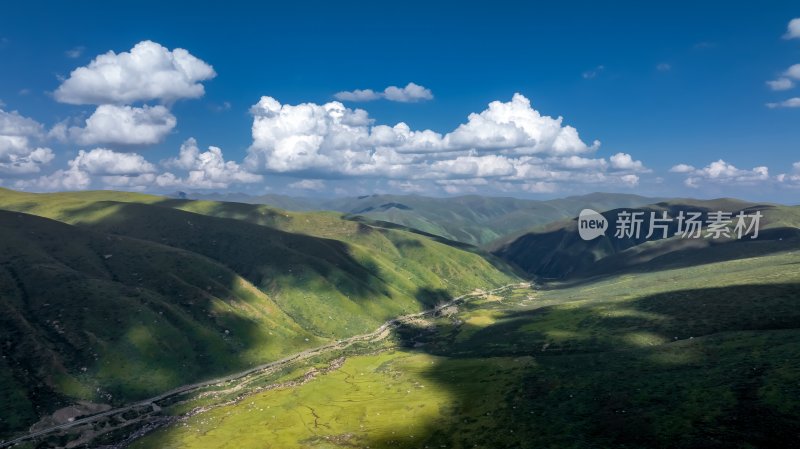 高原草地山脉，自然风景蓝天白云航拍