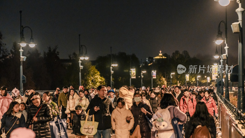 夜晚桥上人来人往的热闹景象