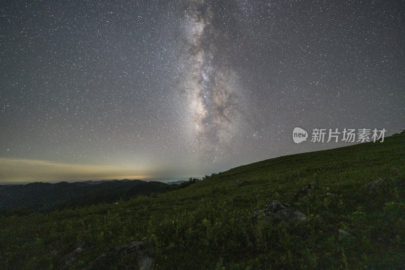 户外山坡上的璀璨星空夜景