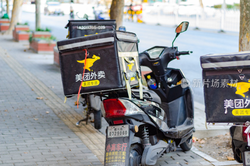 路边停放的美团外卖配送摩托车