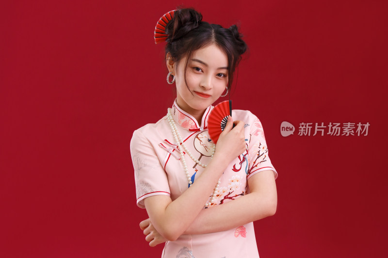 漂亮的国风美少女拿着小扇子