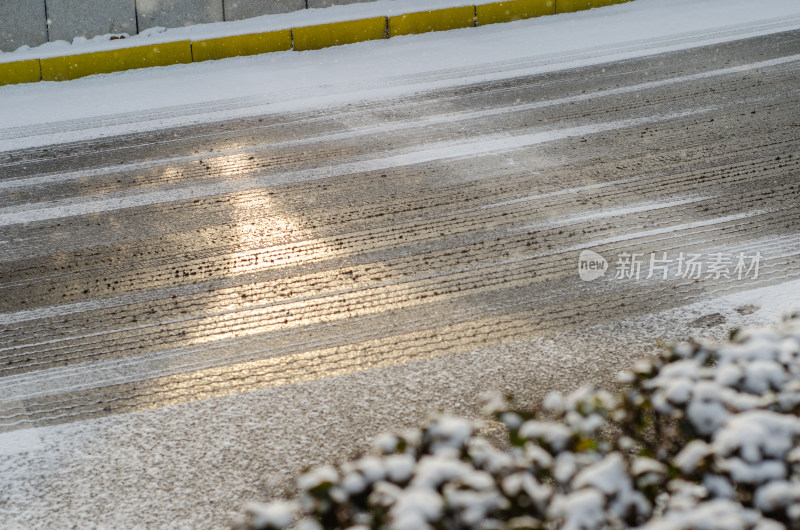 阳光下消融的积雪