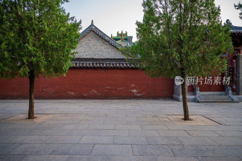 河南登封少林寺清晨日出时山门风光