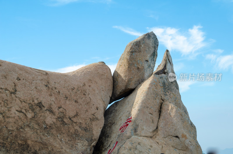 青岛崂山仰口景区的几块巨石