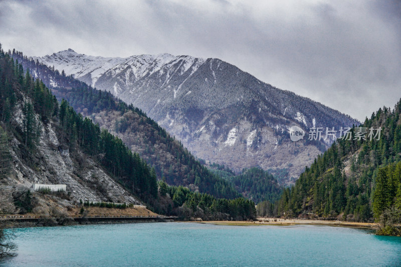 九寨沟海子雪山景观