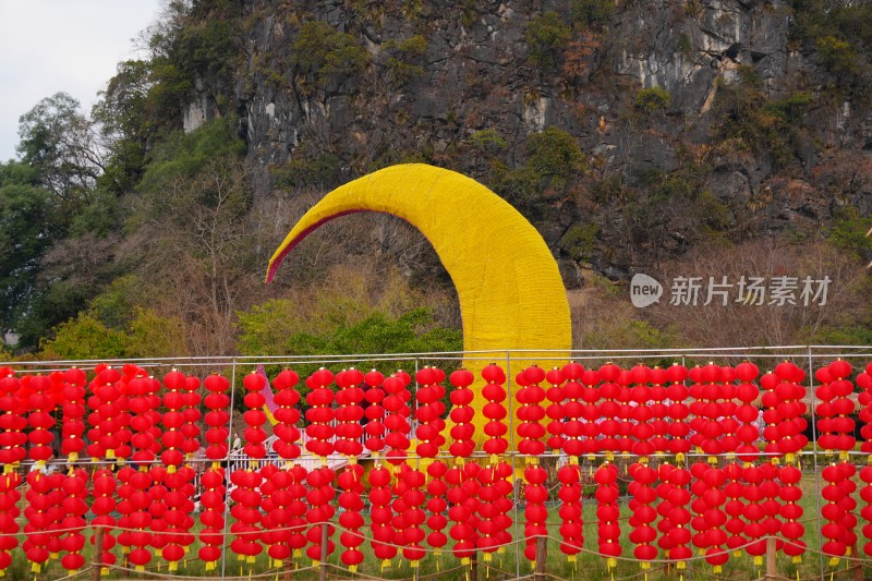 户外黄月牙造型旁的红色灯笼景观