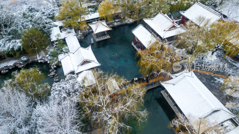 山东济南趵突泉泉水雾气雪景航拍