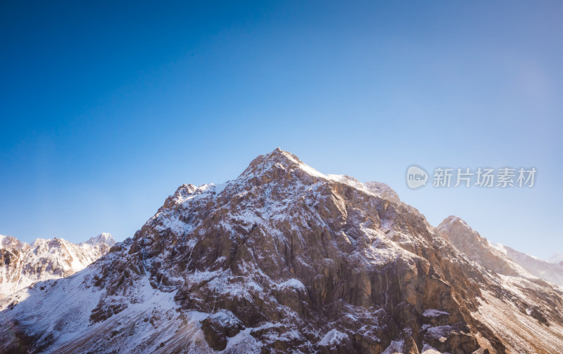 新疆天山山脉宏伟雪山风景