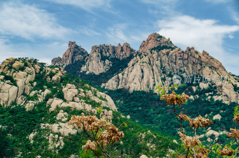 中国青岛崂山景区，山势雄伟