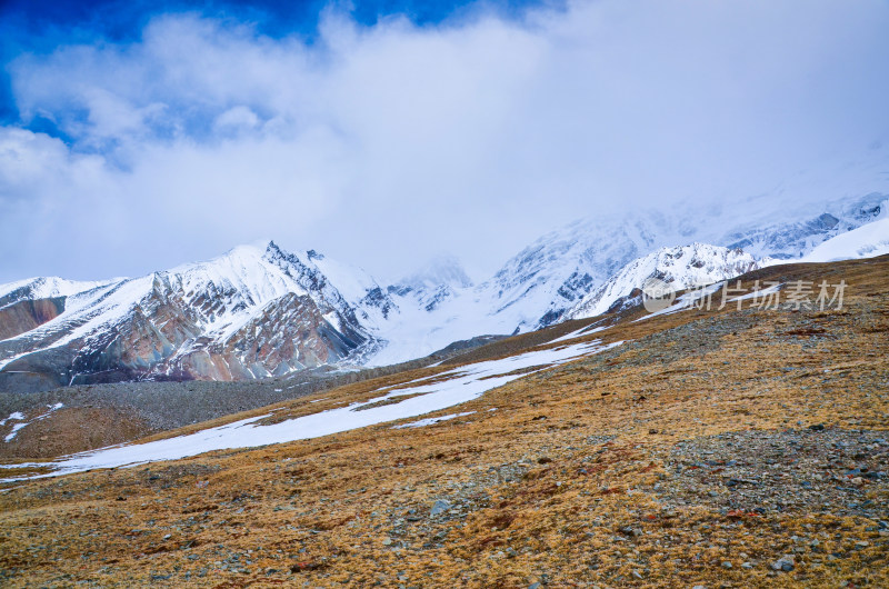 新疆克州慕士塔格峰山脉高原草甸雪山风光