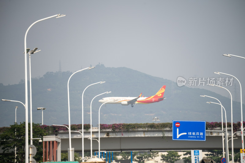 空中飞行的客机特写