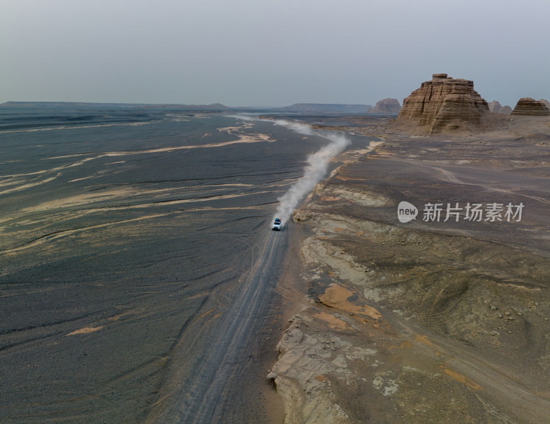 荒漠中行驶的汽车鸟瞰图