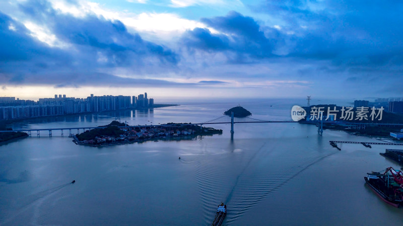 广东汕头妈屿岛旅游区海湾大桥清晨航拍图