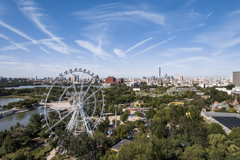 天津天塔湖景区水上公园游乐场城市风光