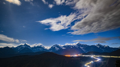 云南迪庆德钦县-月光和星空下的梅里雪山