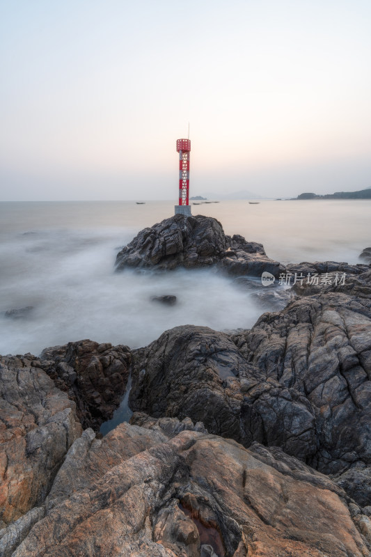 广东阳江海陵岛红白相间的灯塔矗立在礁石上