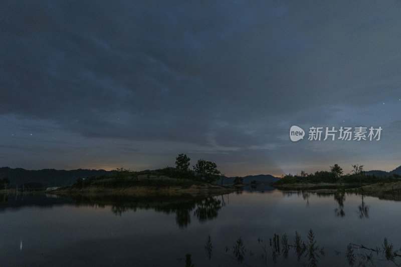 湖畔夜空下的璀璨星河全景