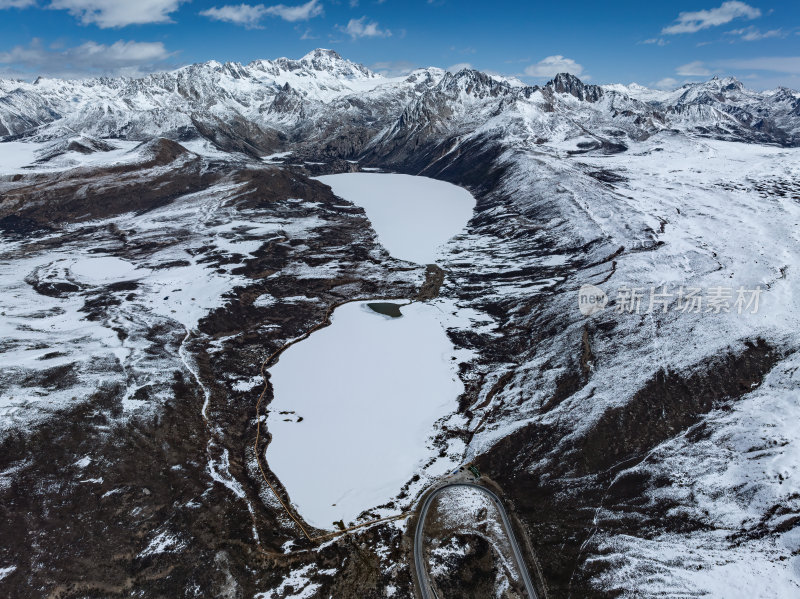 四川甘孜州姐妹湖318国道雪山航拍