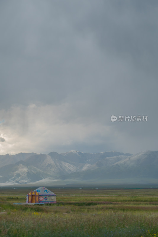 雪山的蒙古包