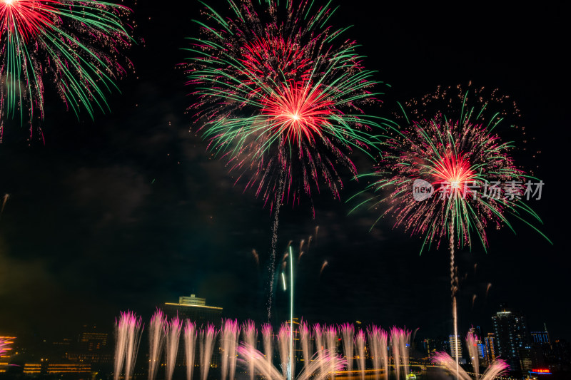 广州2025白鹅潭水上绽放的绚丽多彩烟花夜景