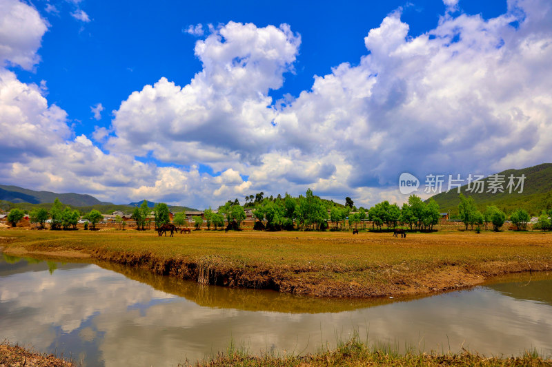 乡村田野河流蓝天白云风景