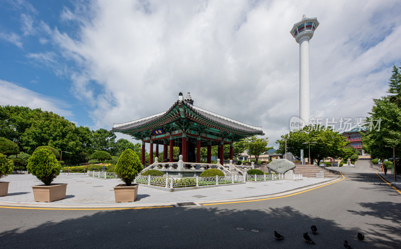 夏季白天韩国釜山龙头山公园钟楼与釜山塔