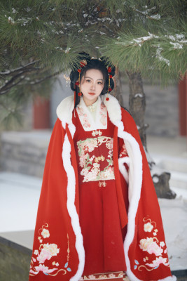 雪天户外身穿中式红色汉服的亚洲少女