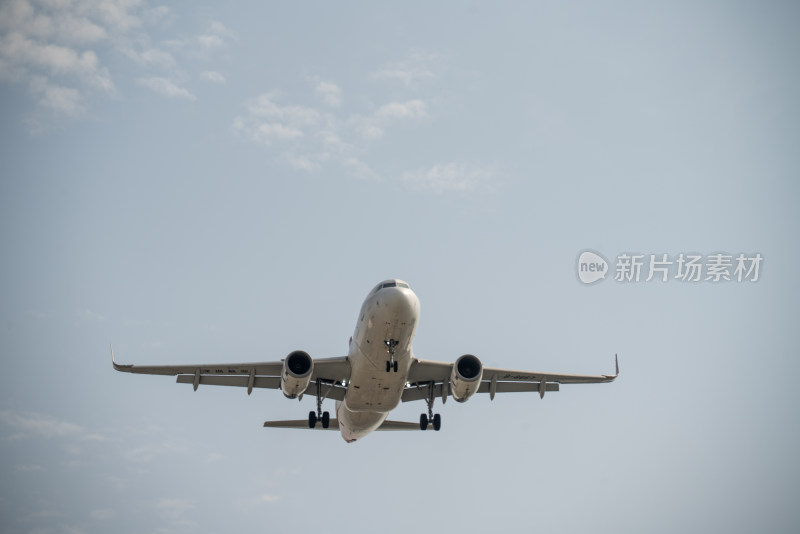 空中飞行的客机特写