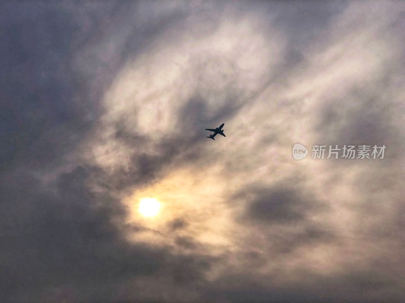 飞机在多云天空中飞行