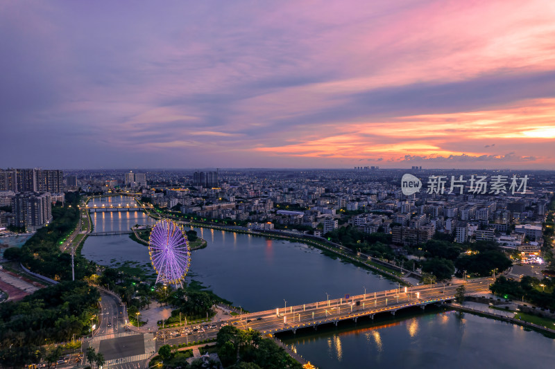 城市摩天轮处的黄昏日暮全景