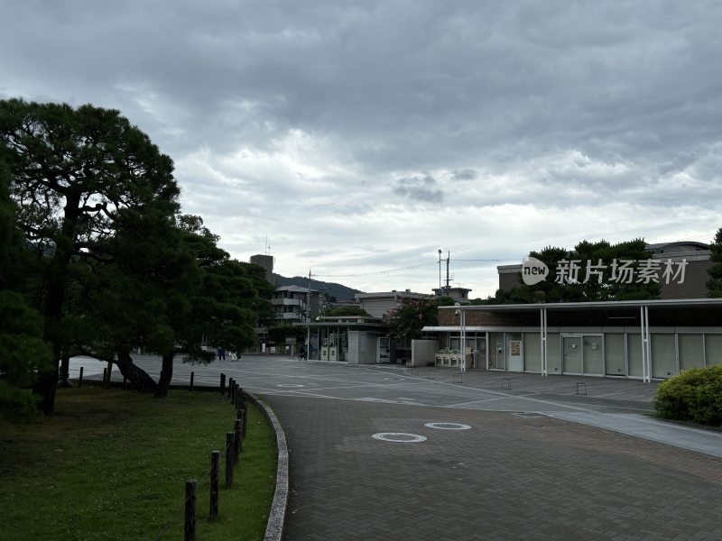 开阔场地旁的建筑景象 京都大学