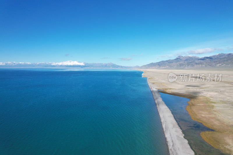 清澈湖水与山脉相间的自然美景