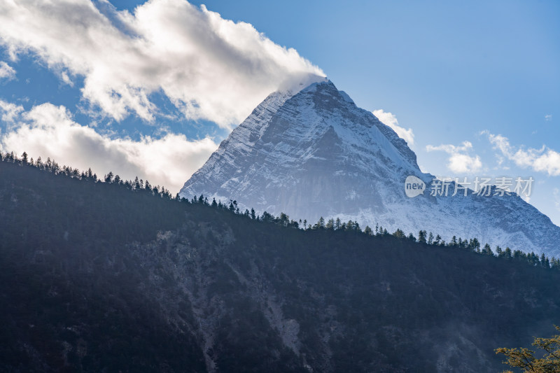 318川藏线川西甘孜高海拔草原雪山自然风光