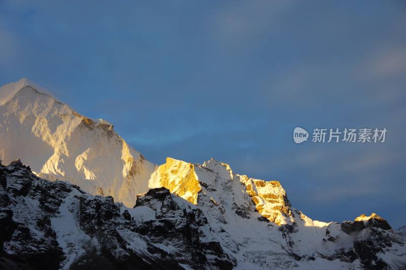 雪山日照金山