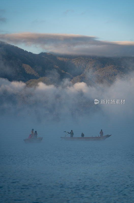 泸沽湖冬天唯美晨雾冬景