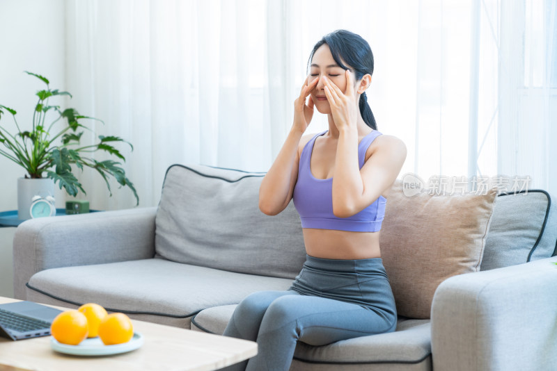 年轻女子在家健身美容