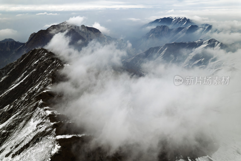 云雾 雪山 青海 青藏高原