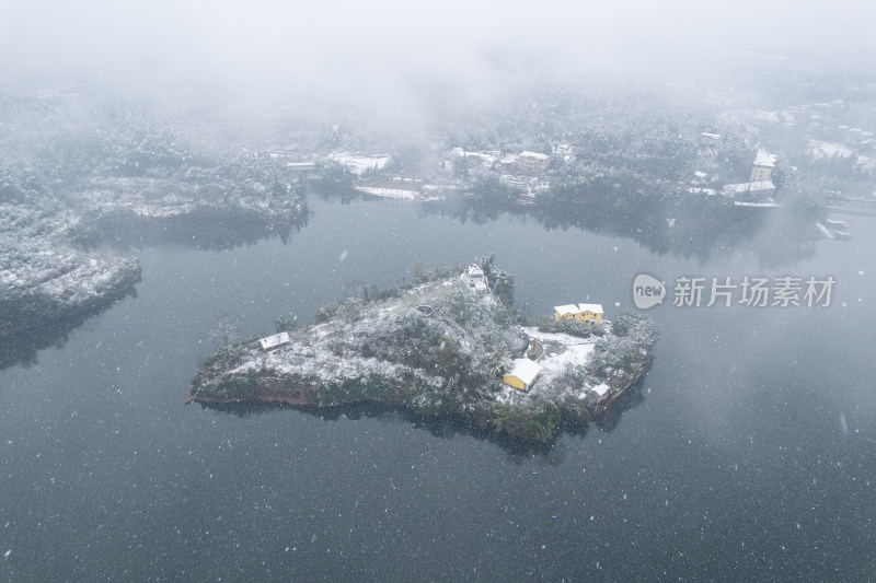 下雪中的大深南海小岛